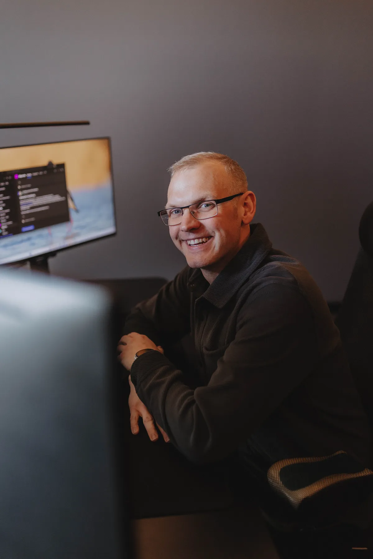 Jan Peter Lexow, IT-Berater für Microsoft 365 in Schleswig-Holstein, an seinem Arbeitsplatz